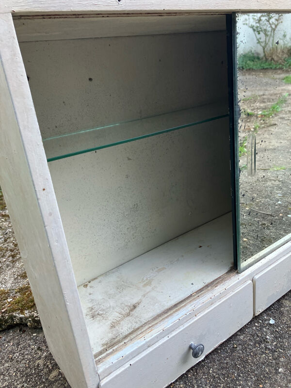 Armoire à pharmacie