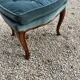 Fauteuil en noyer et velours bleu