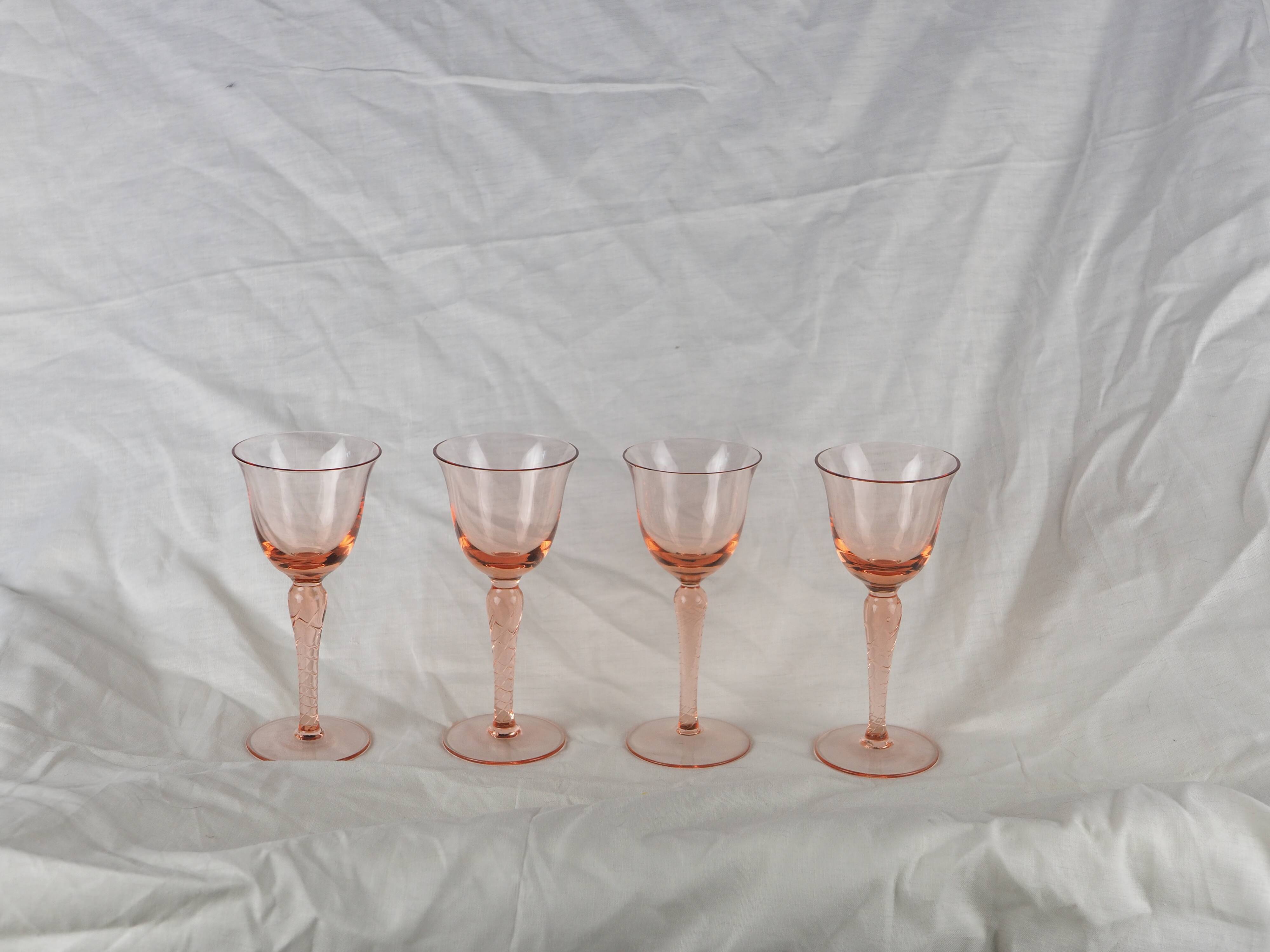 Set of 4 pink rosé glasses with twisted foot - 70s / 80s