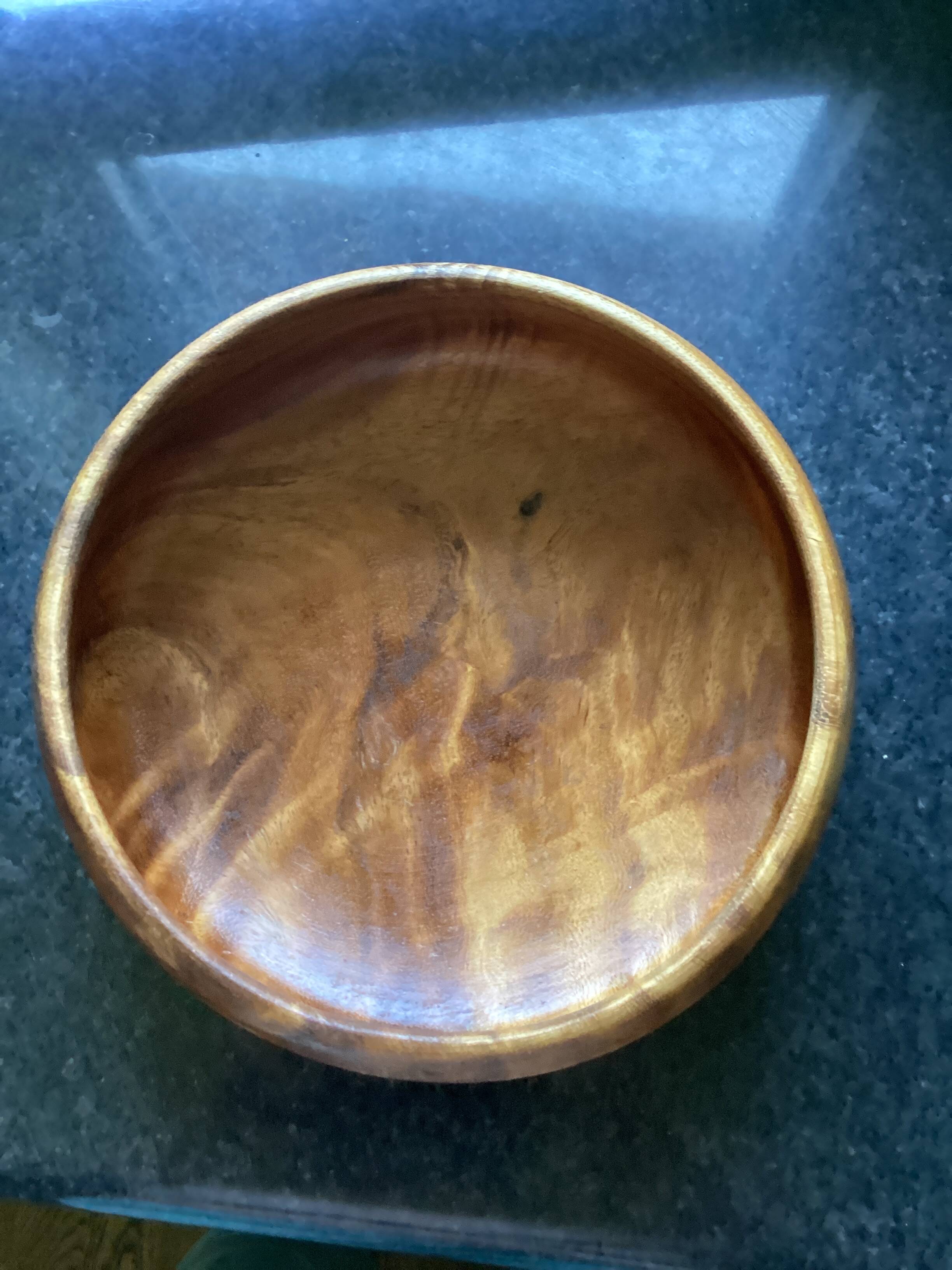 Saladier en bois de olive dimensions : hauteur -11 cm- diamètre -23 cm-