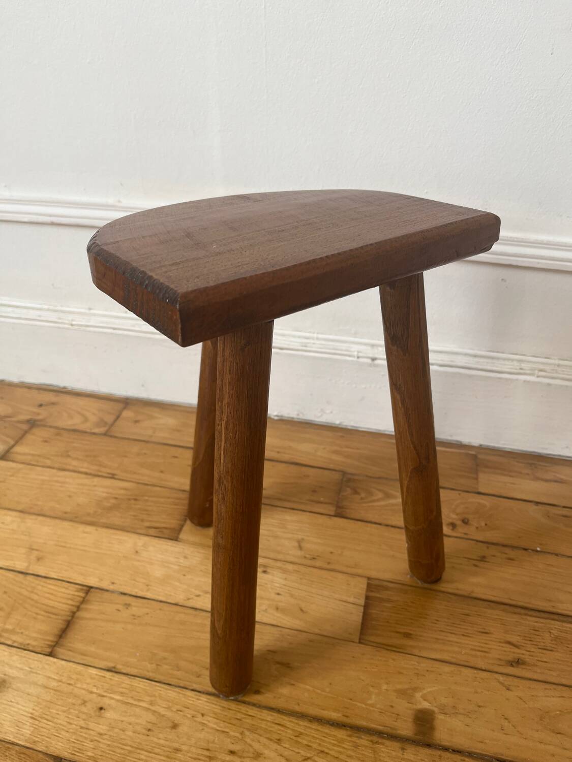 Tabouret tripode demi-lune
