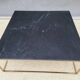 Table basse en marbre noir et laiton