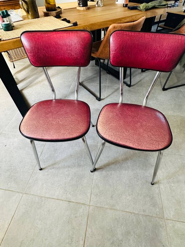 Paire de chaise framboise années 60/70 avec pieds métalliques