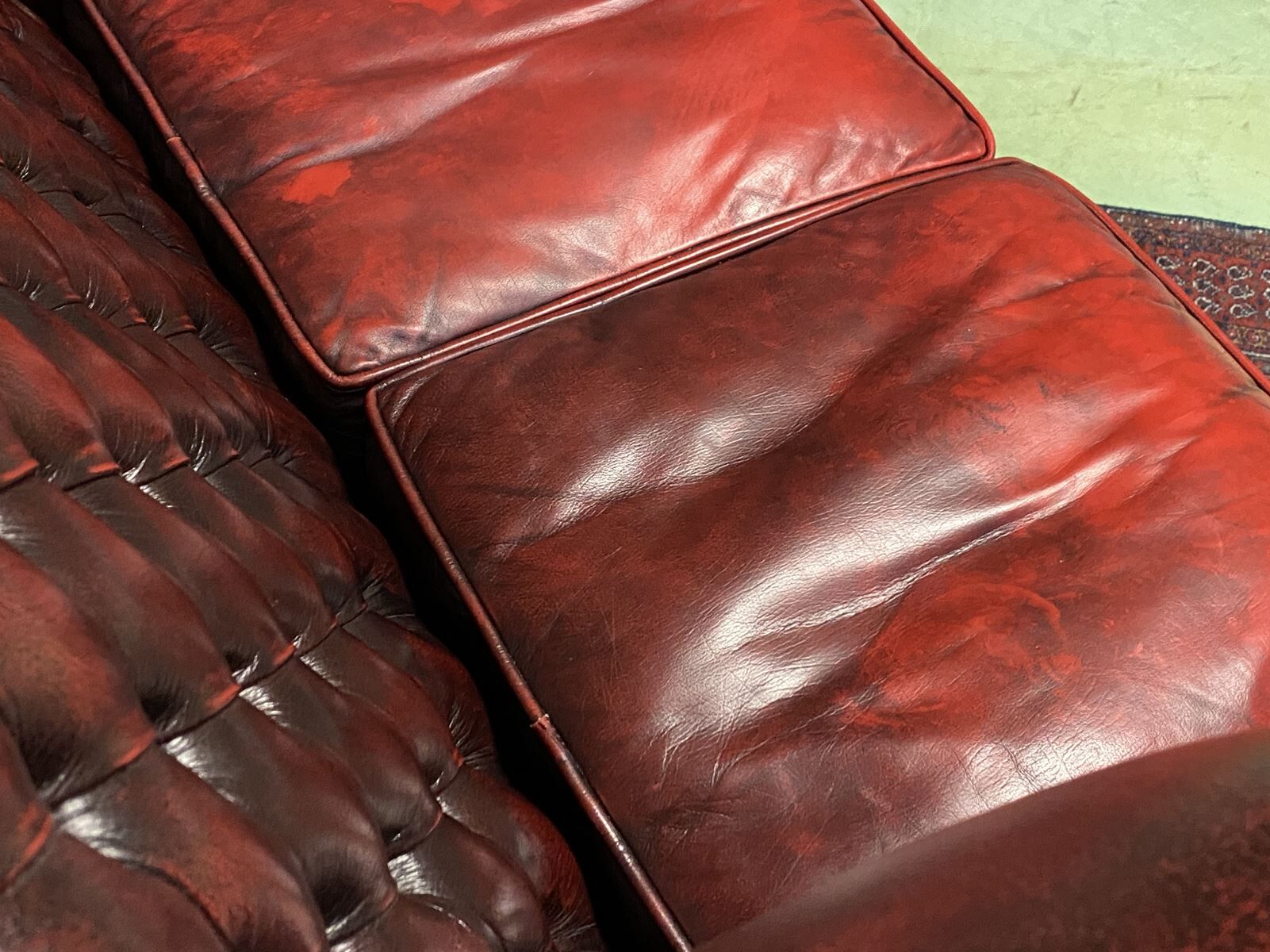 Chesterfield 2-seater leather-eared sofa from the 80s