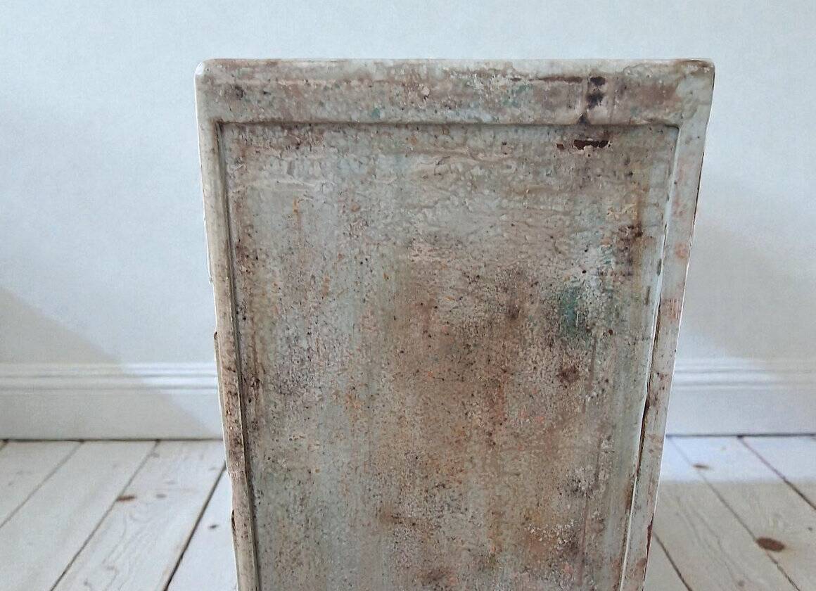 Small chest of drawers with pigments