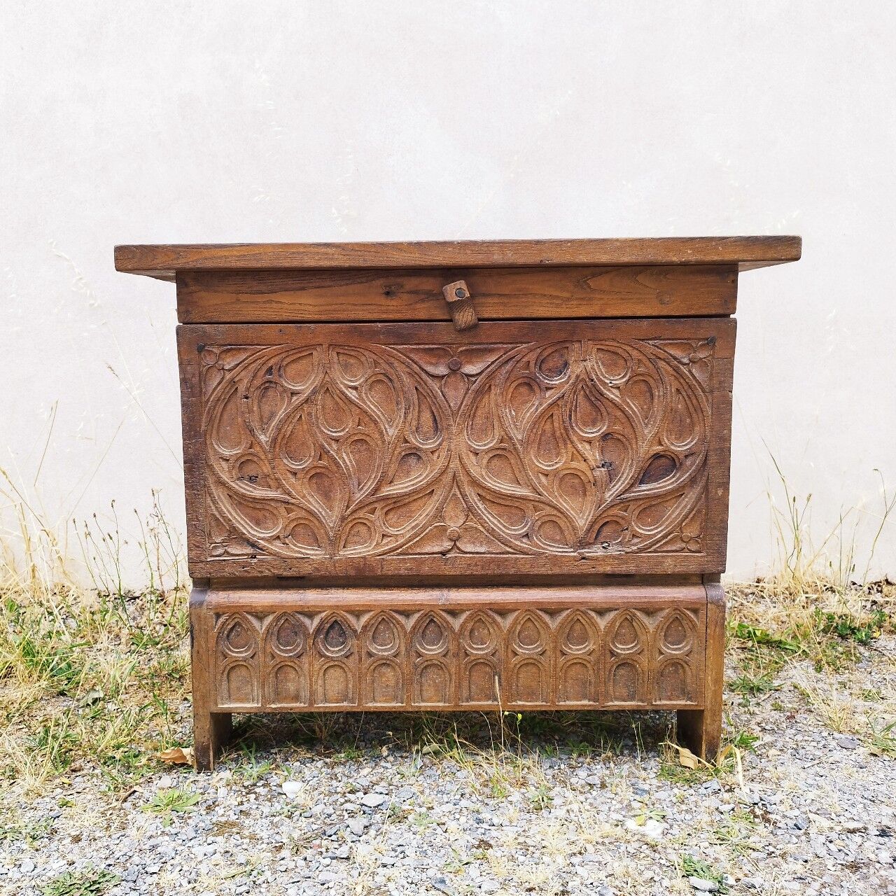 Ancien meuble néo gothique sculpté
