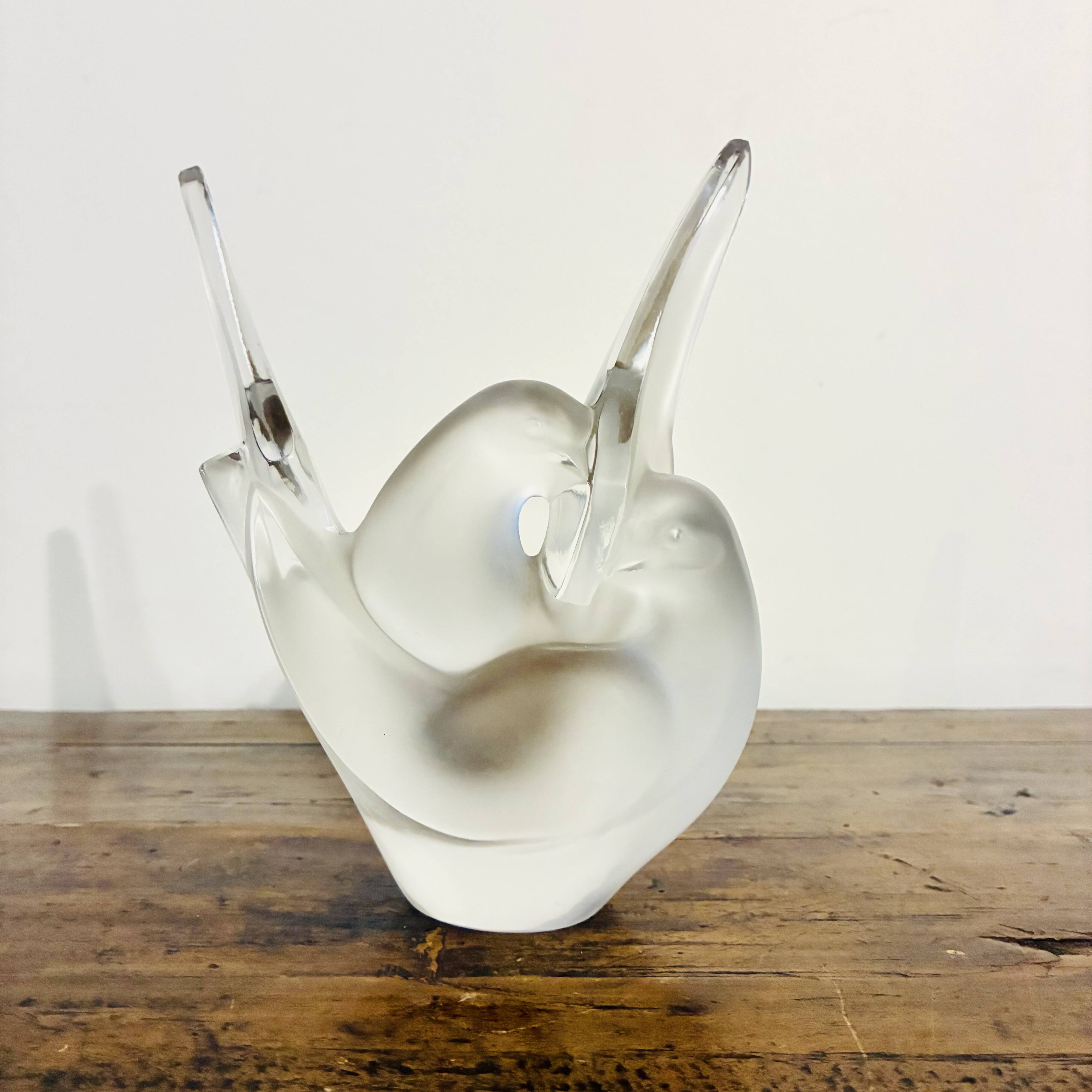Lalique "sylvie" — dove vase in satin and polished pressed crystal