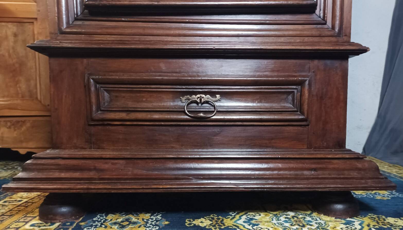 Standing man from the Louis XIII era in walnut with a diamond point.