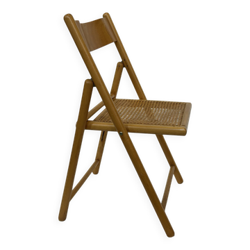 Chaise pliante vintage en bois avec assise en rotin design minimaliste des années 80
