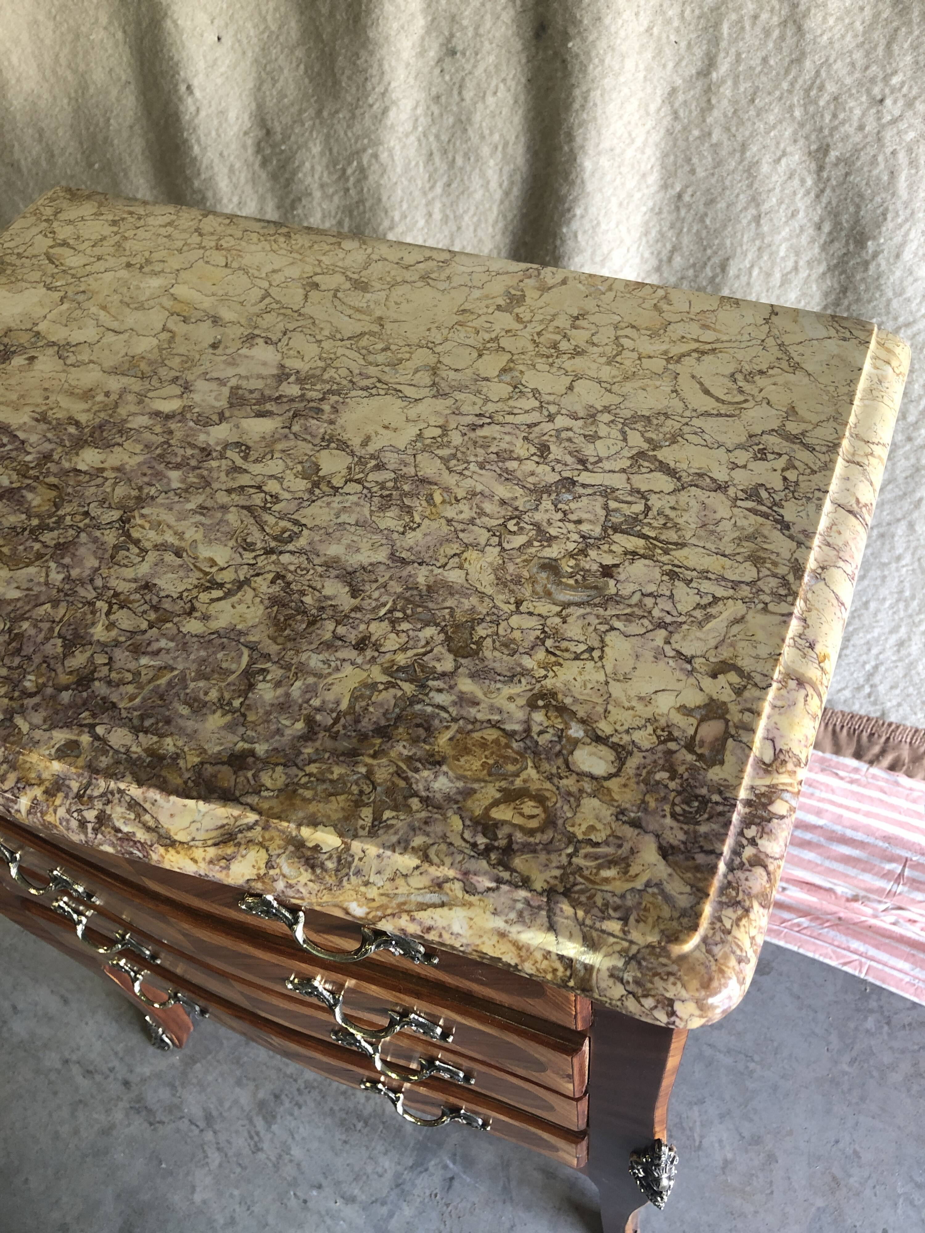 Petite commode « entre deux «
