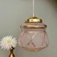 Suspension globe vintage art déco en verre rose et doré