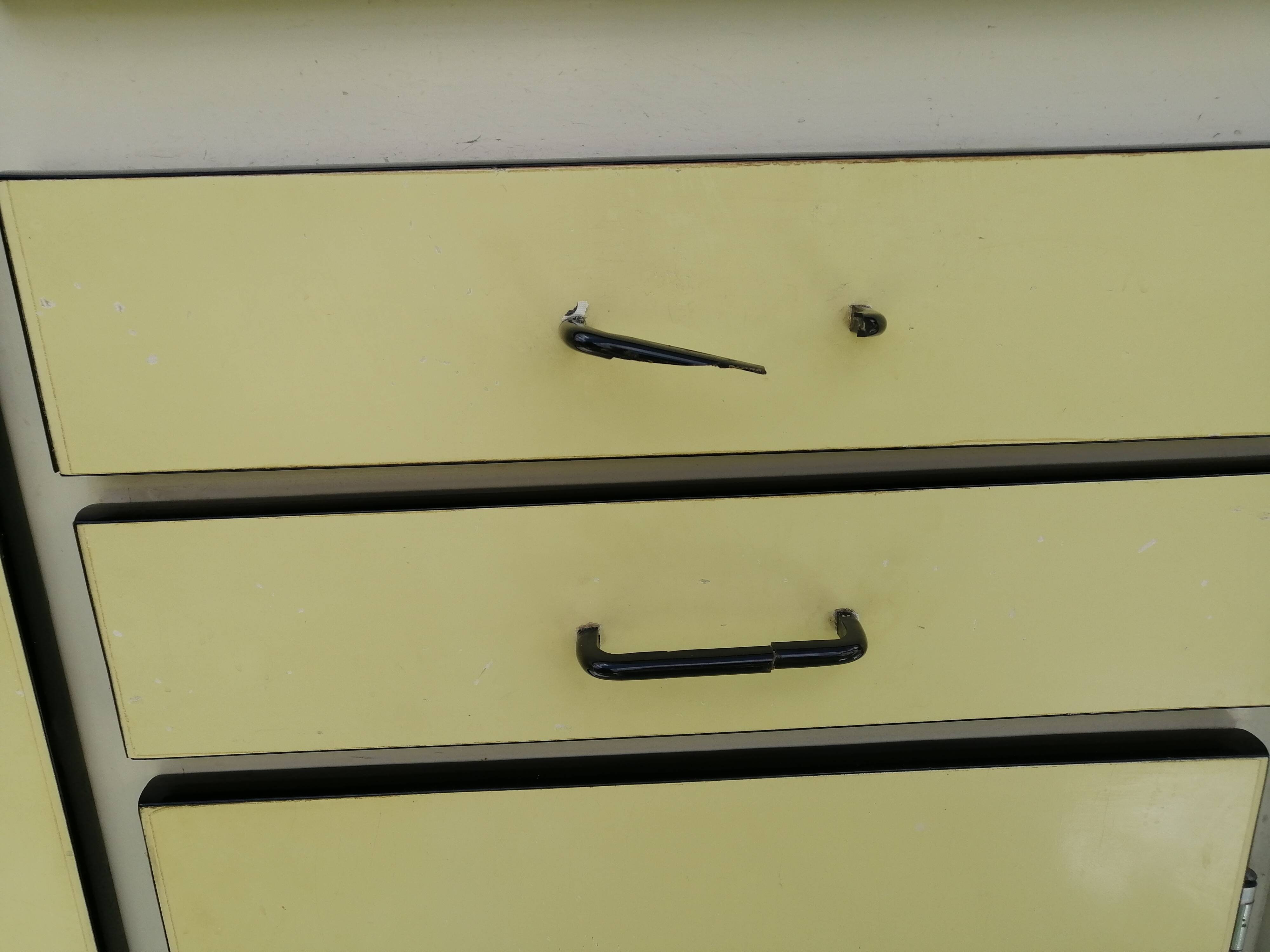 Buffet cuisine in pale yellow formica 50/60 years