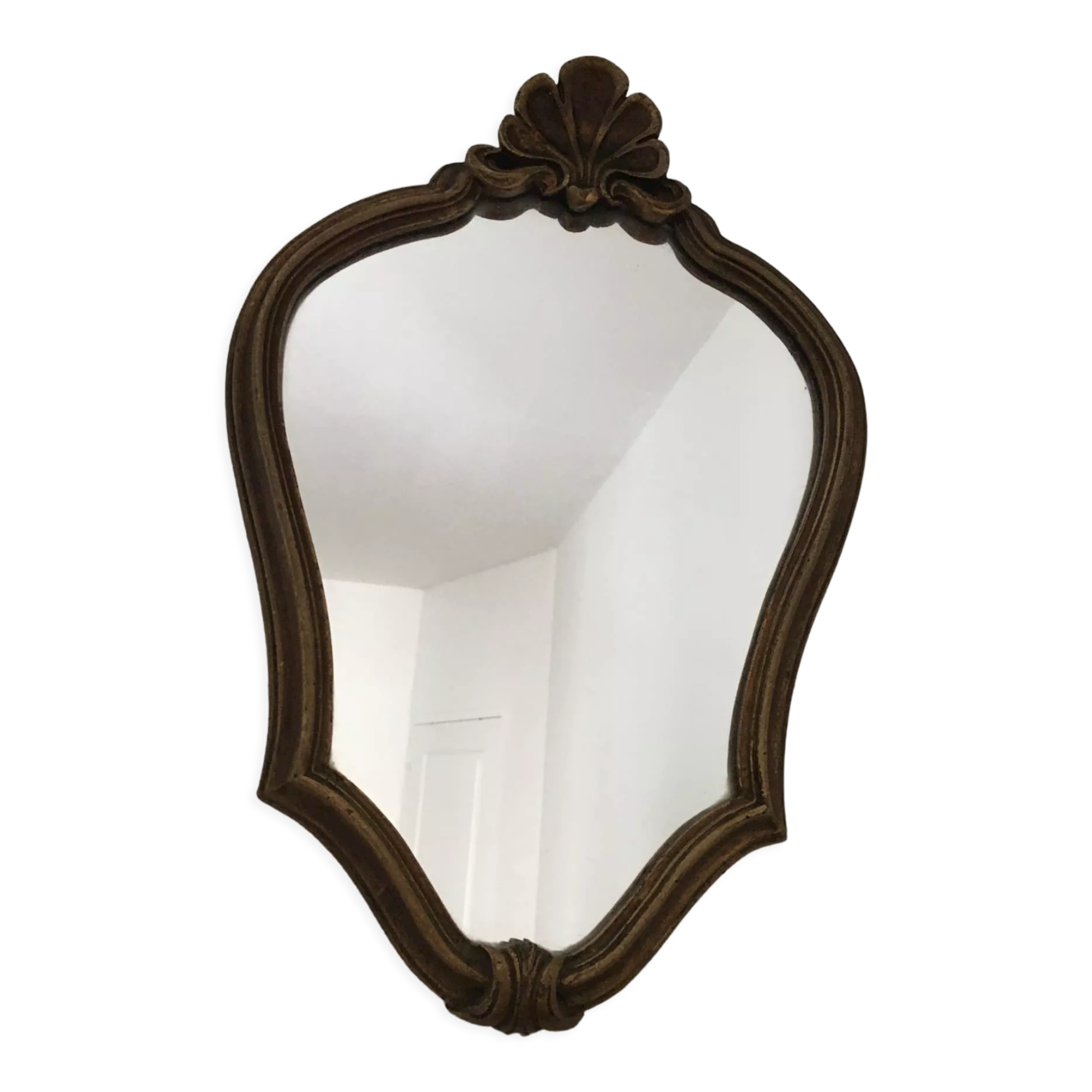 Gilded wooden mirror with shell decoration