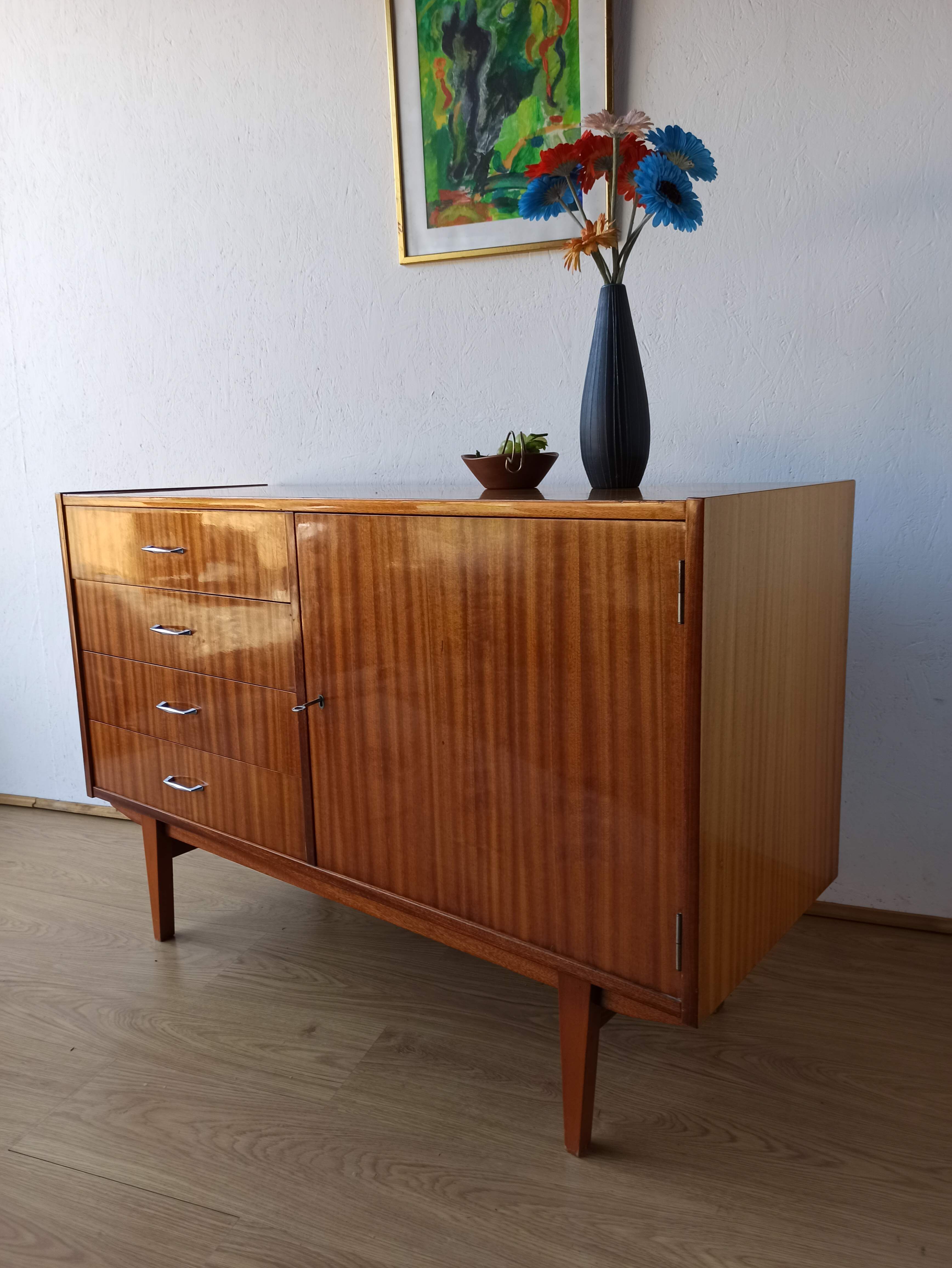 Buffet moderniste des années 1970