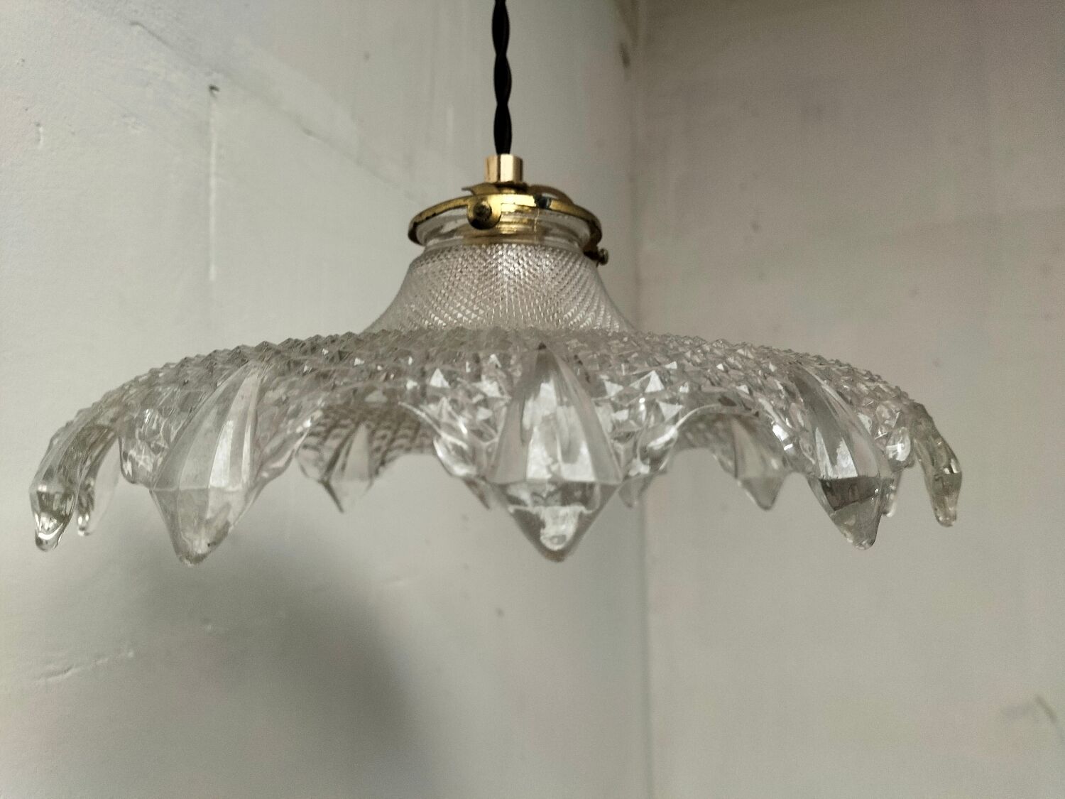 Holophane glass suspension