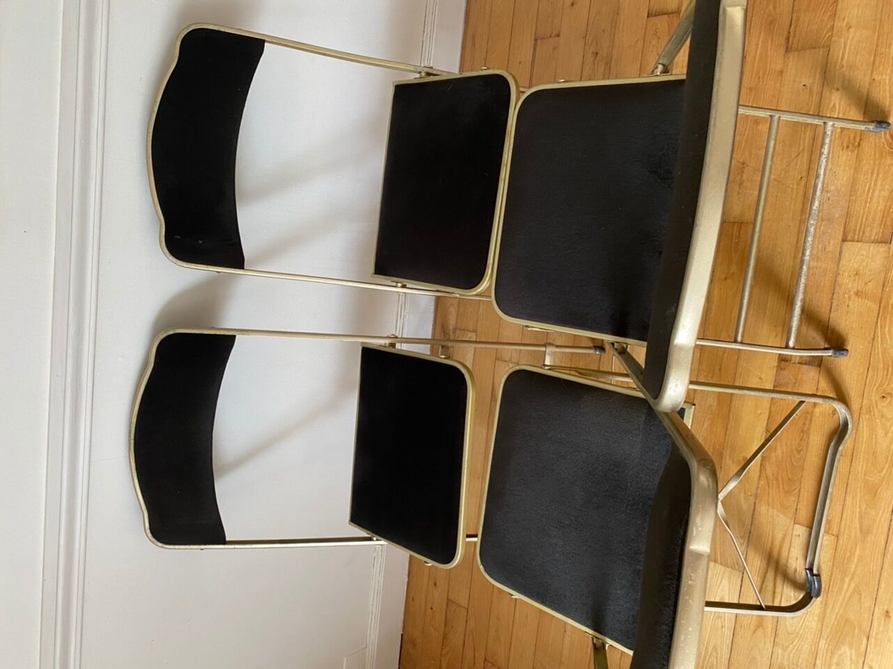 Series of 4 foldable velvet chairs