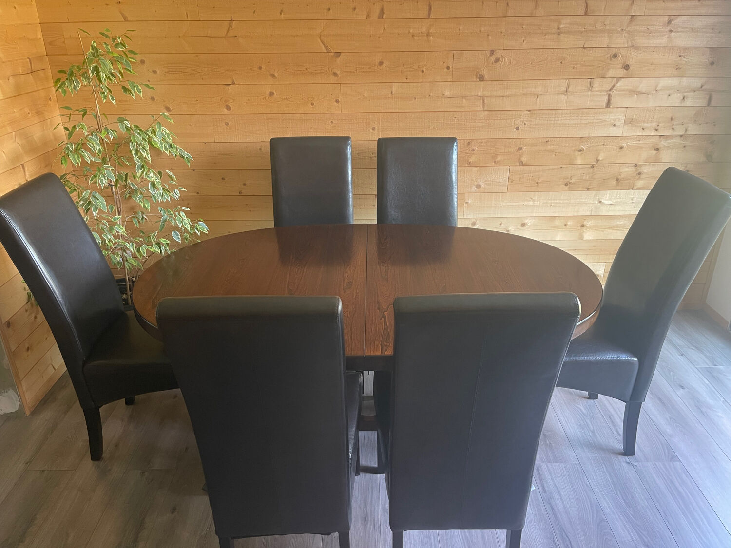 Extendable oval table Baumann, for up to 12 place settings.