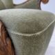 Fauteuil danois des années 1960, velours vert, bois de chêne sculpté.