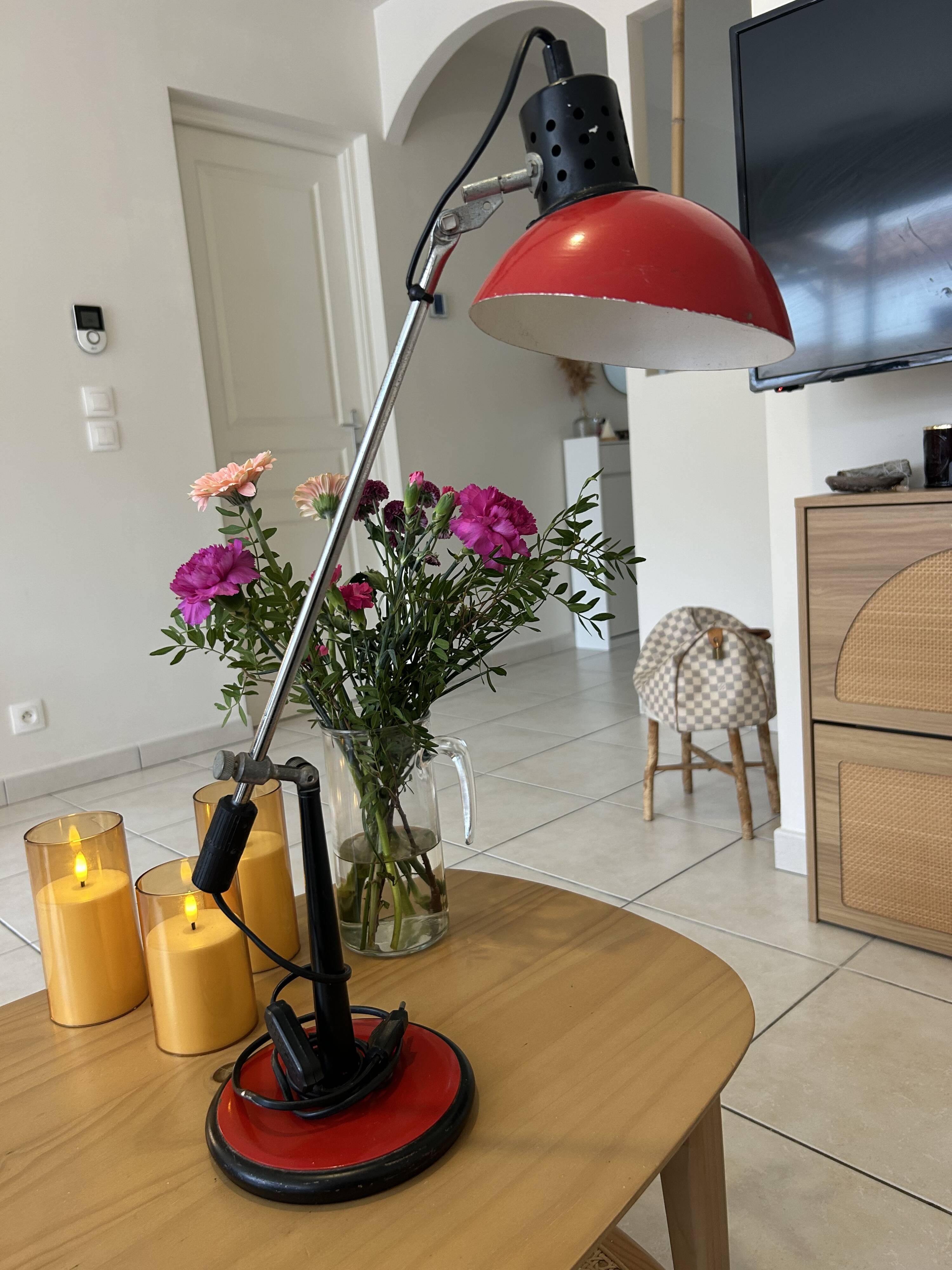 Articulated vintage desk lamp