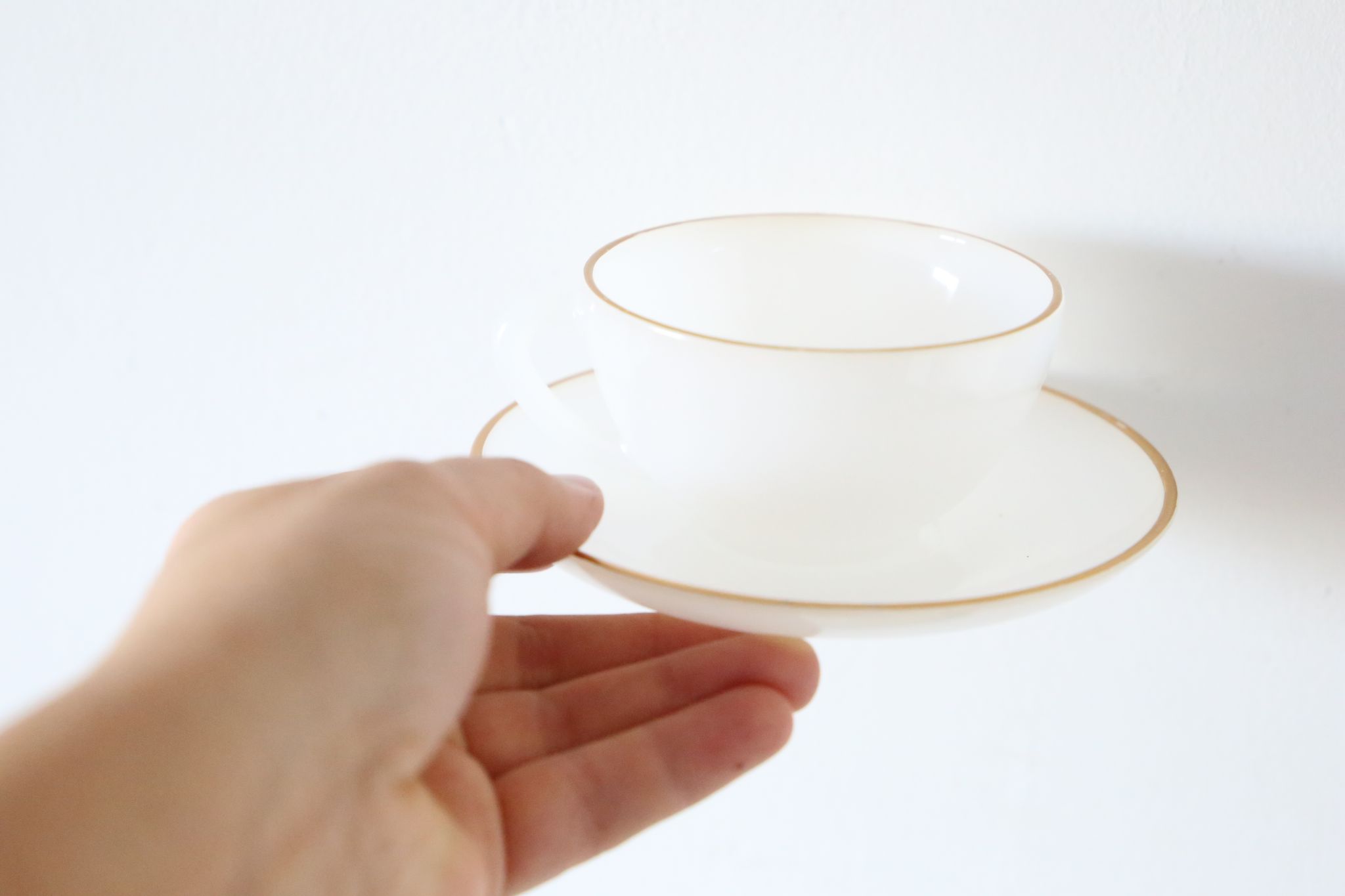 Set of 4 cups and under cups Arcopal harlequin range, white and gold, made in France