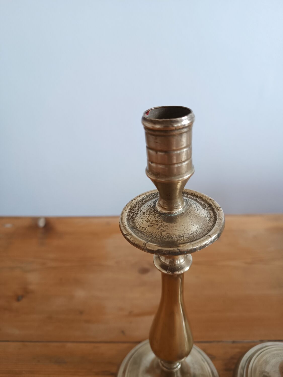 Paire de bougeoirs en laiton