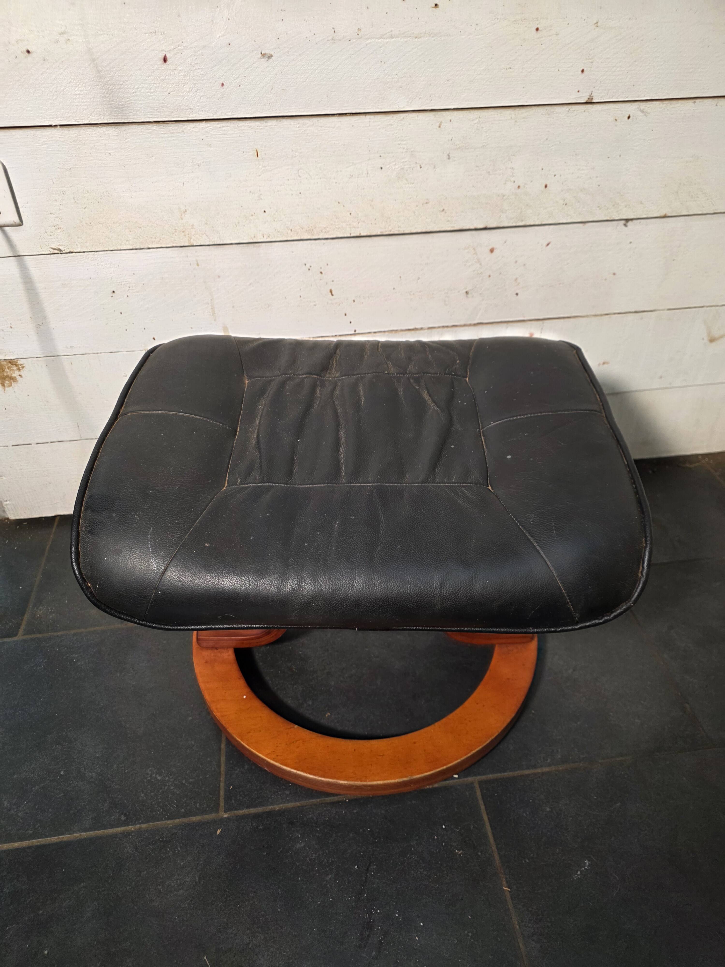 Footrest / Black leather and wood pouf - Stressless