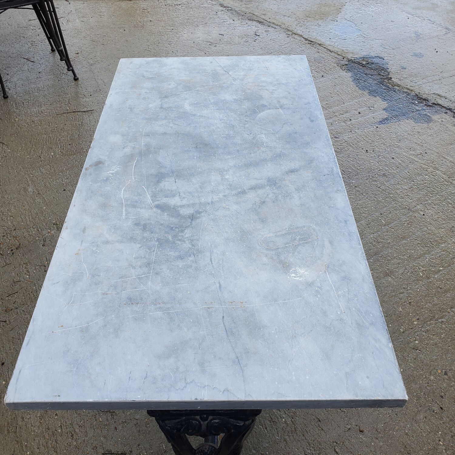 Table pied fonte dessus marbre gris