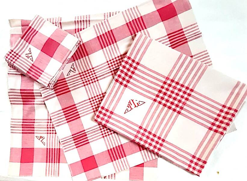 tablecloth and red and white checked napkins 154x164 cm