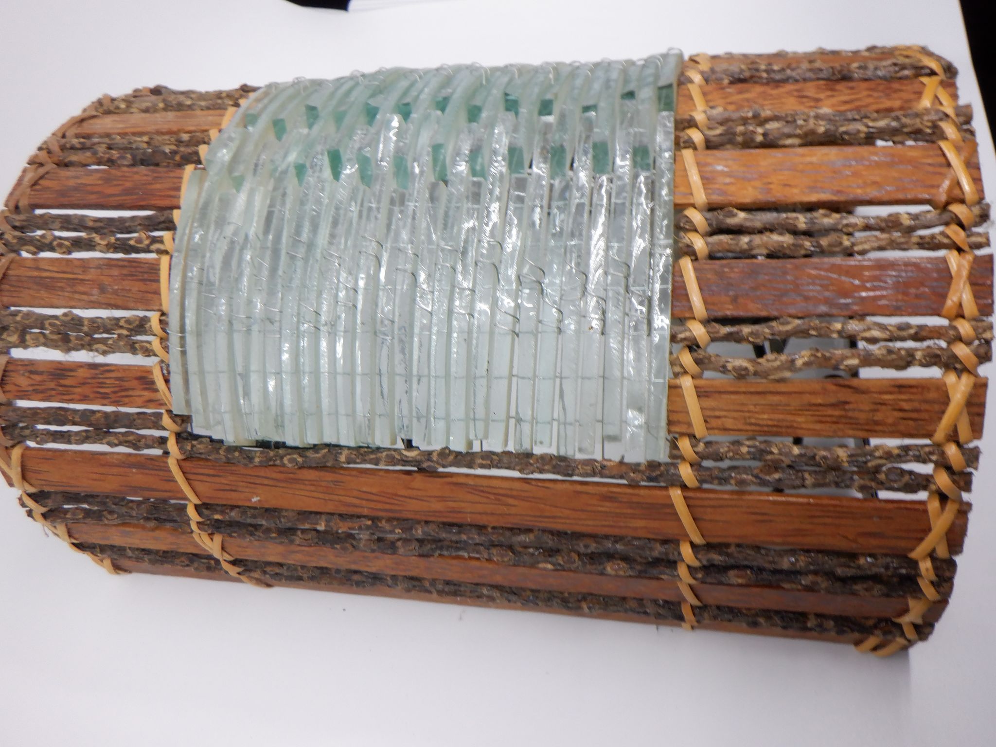 Paire d'applique en bois et lamelles de verre