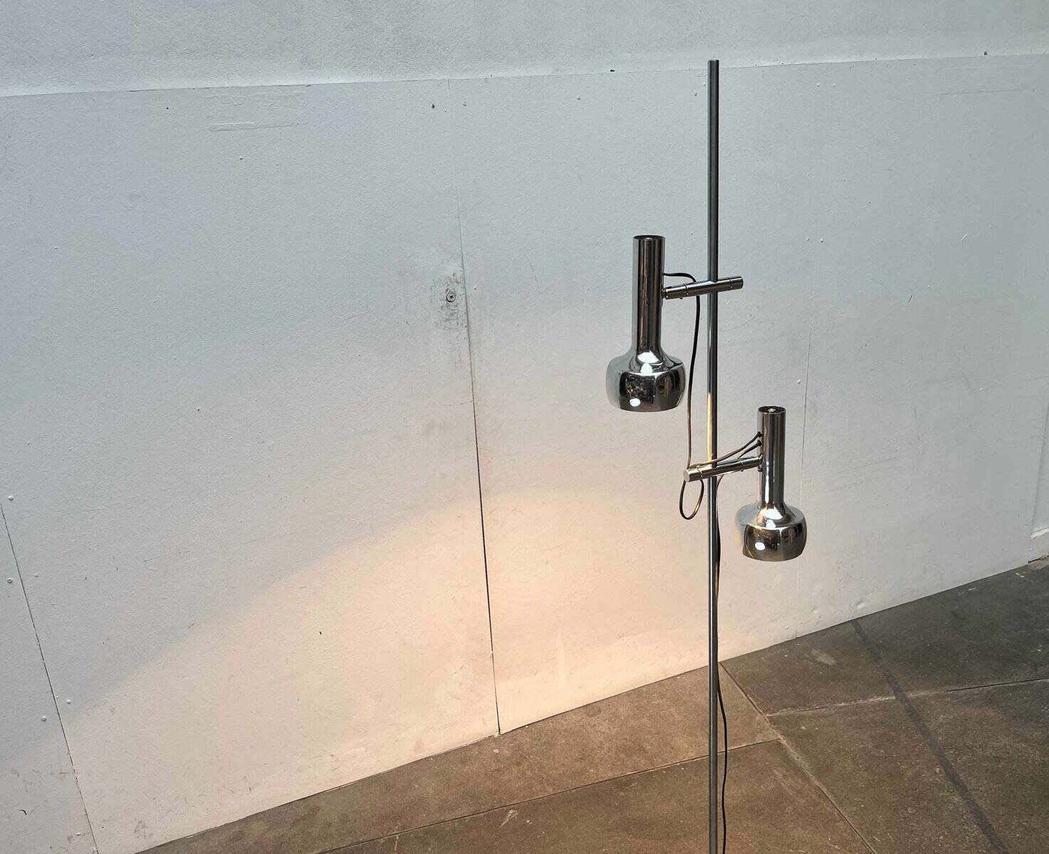 Lampe sur pied minimaliste de l’ère spatiale suisse du milieu du siècle par l'équipe SLZ pour Swisslamps International, années 1960