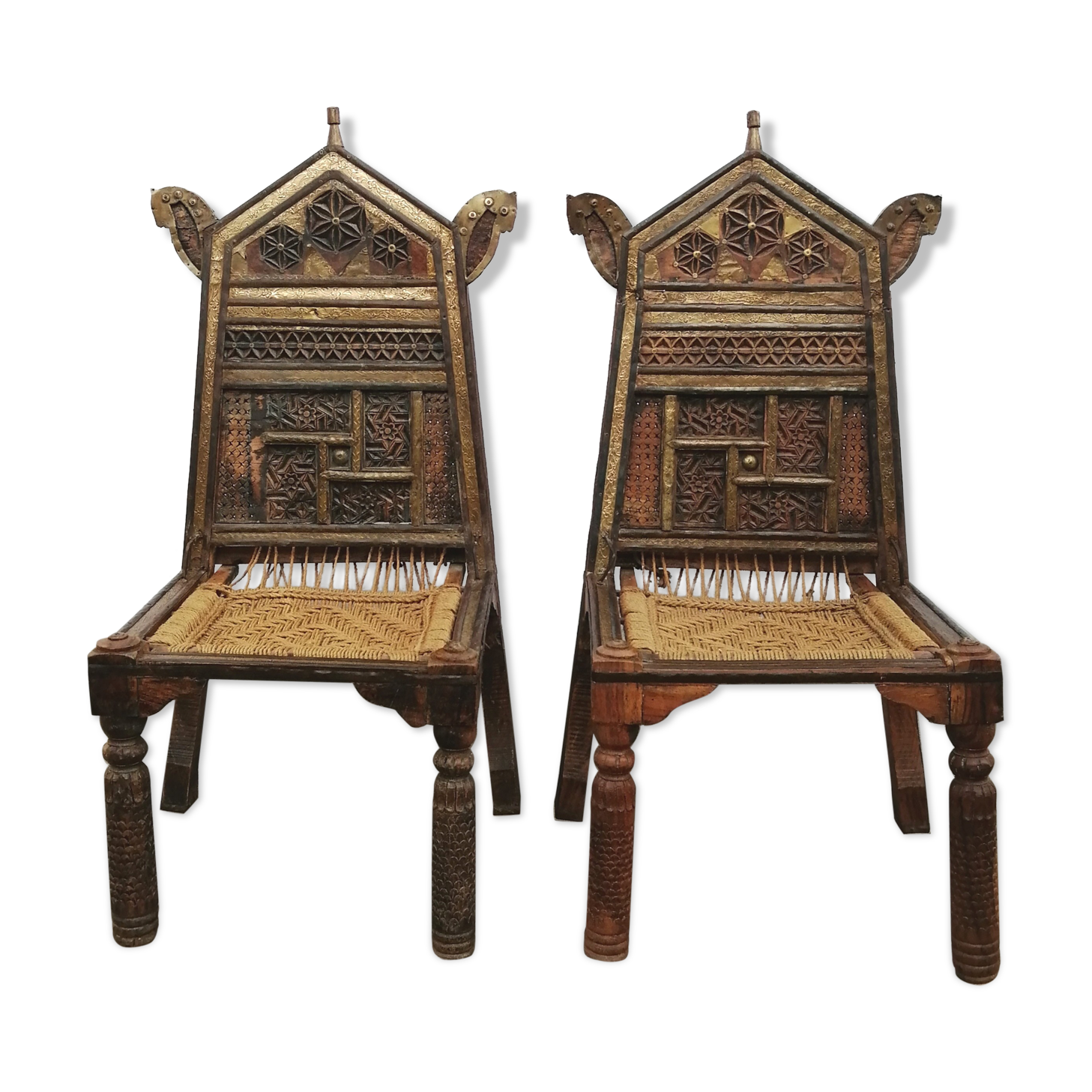 Paire de fauteuils à oreille du Rajasthan de 1920, en laiton, corde et  bois exotique massif