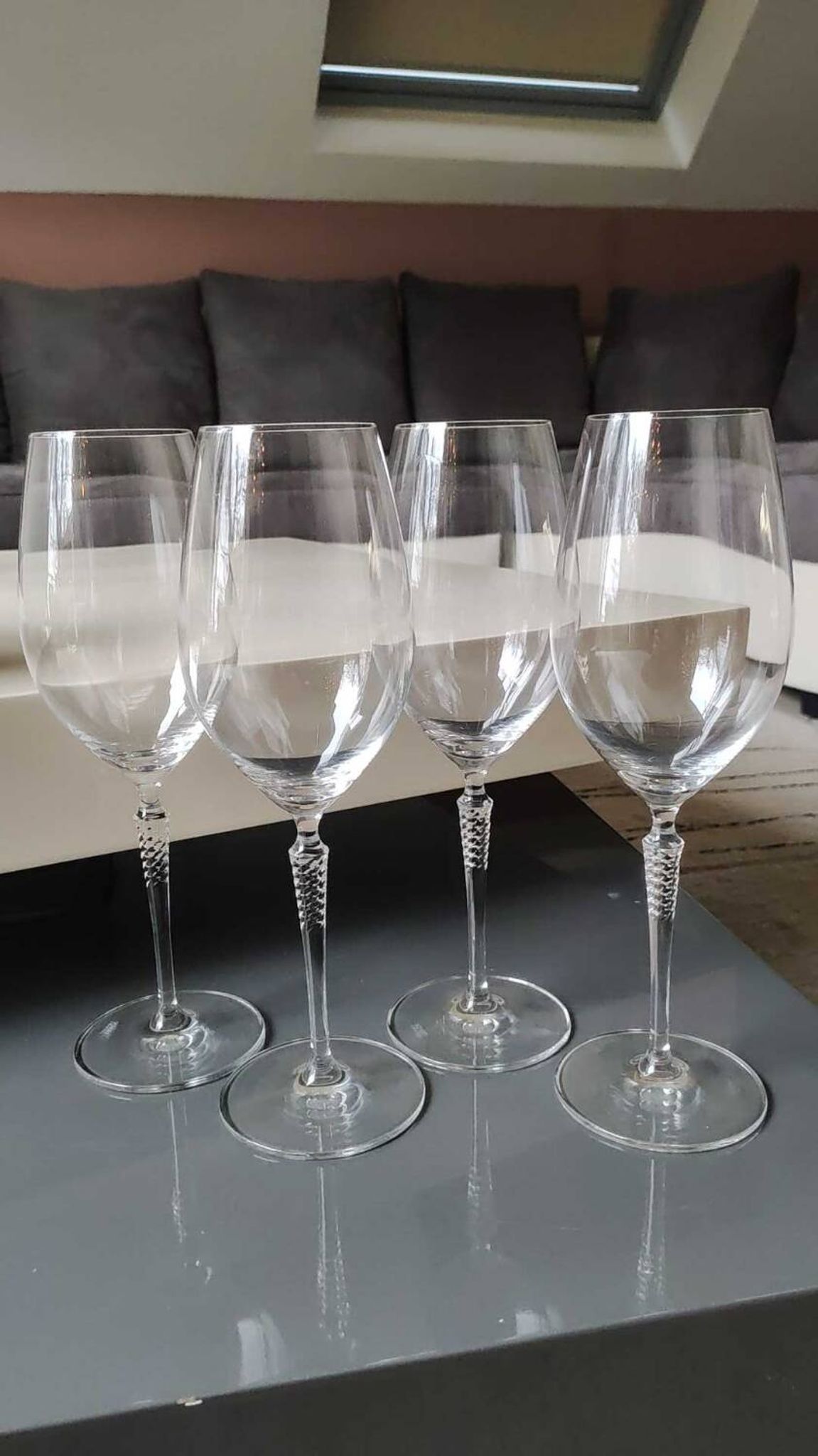 Set of 4 large red wine glasses. With a long twisted stem. Signed Schott Zwiesel. High 27 cm