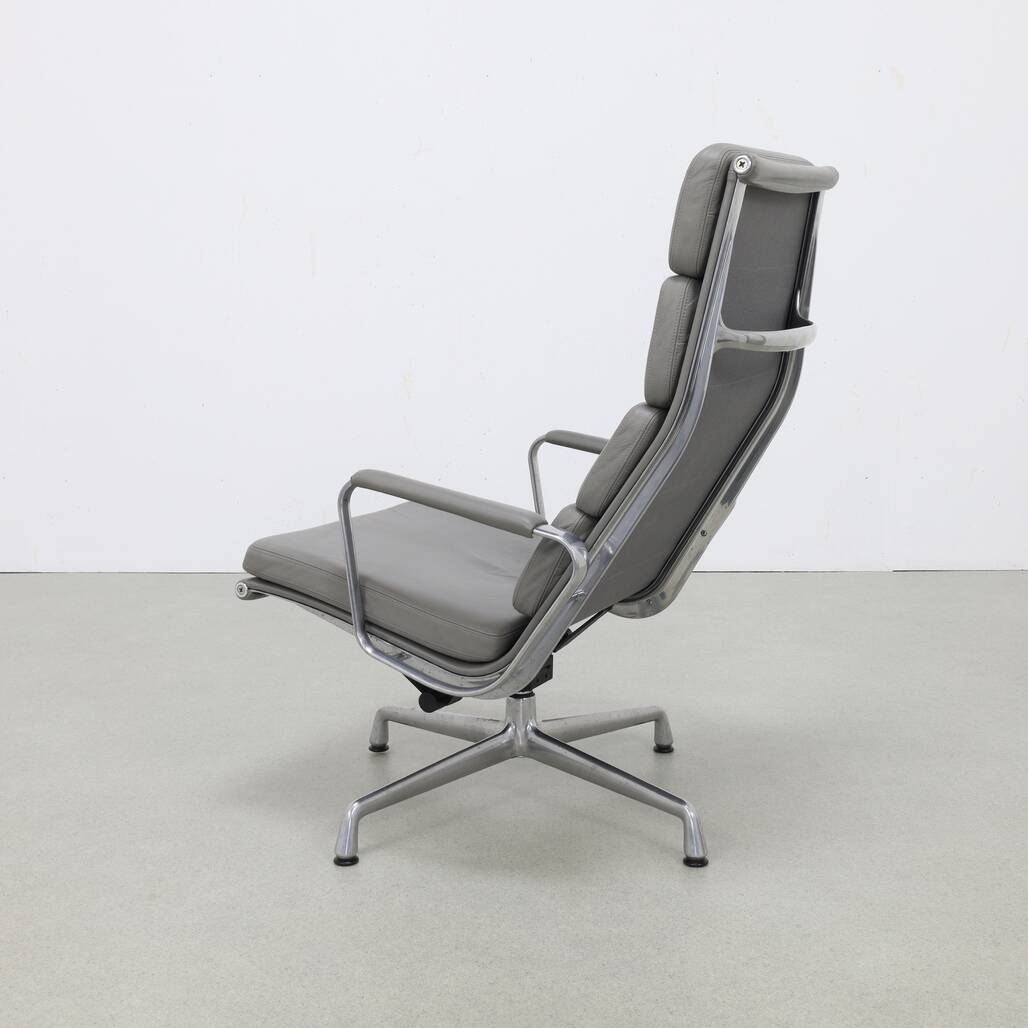 Soft Pad Chair EA 222 – Lounge by Charles and Ray Eames for Vitra
