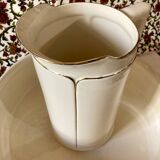 Washbasin and toilet jug in Sarreguemines earthenware.