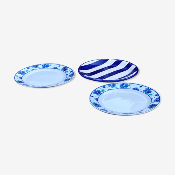 Lot de trois assiettes bleues