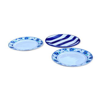 Lot de trois assiettes bleues