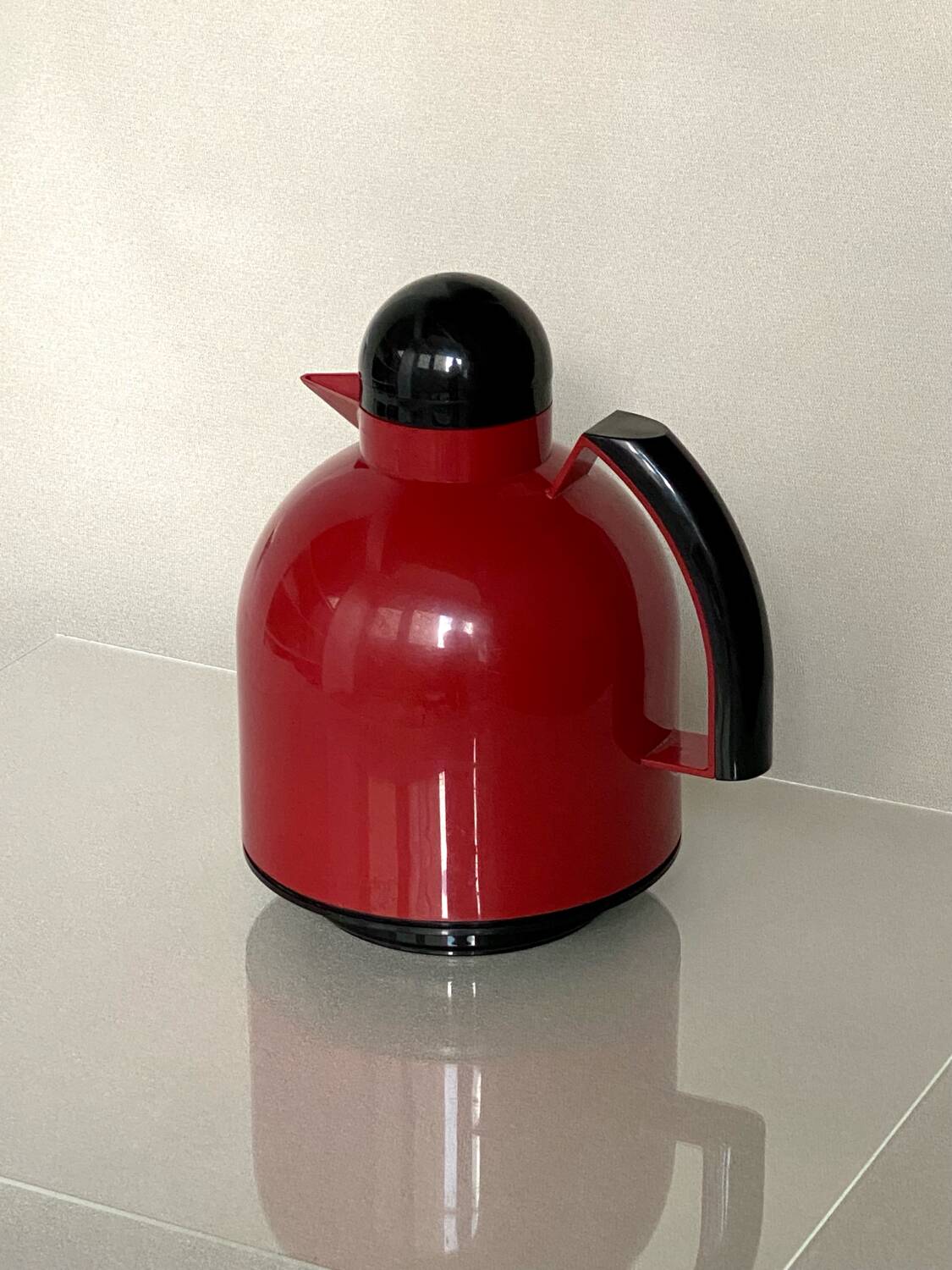 Guzzini Papillon thermos jug in red