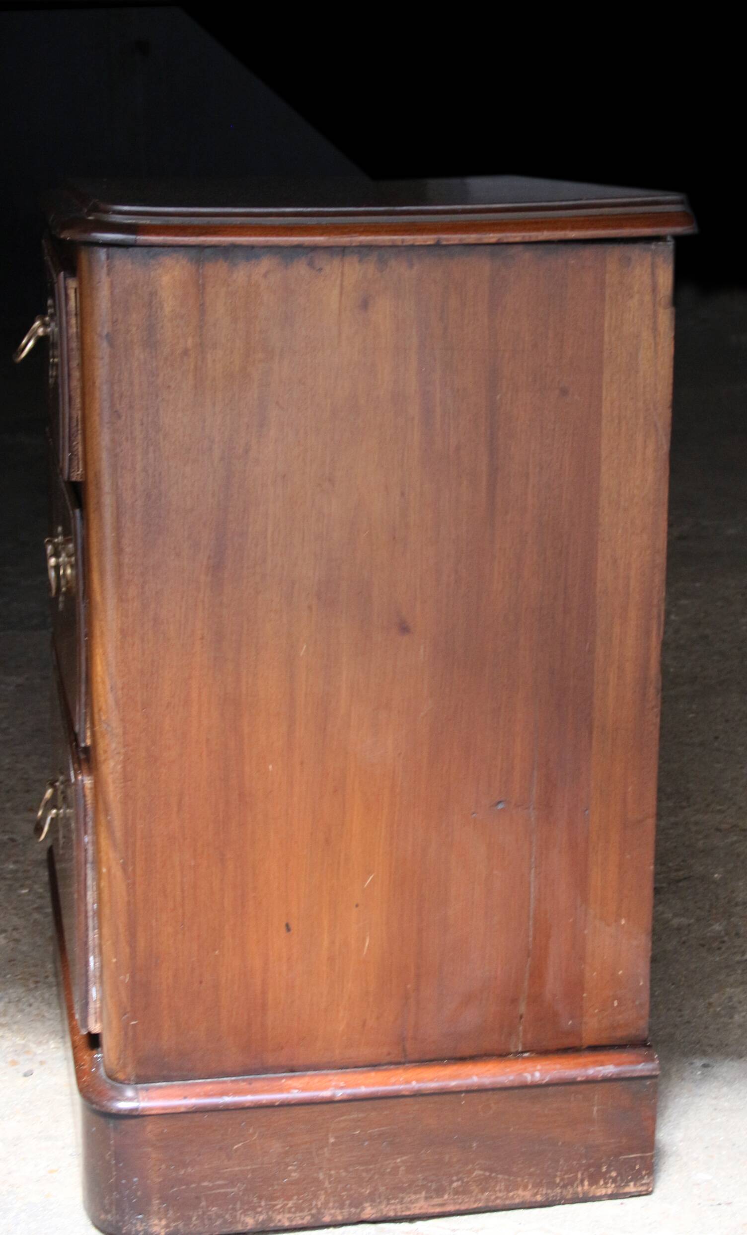 Adorable Edwardian commode in solid mahogany! Around 1900.