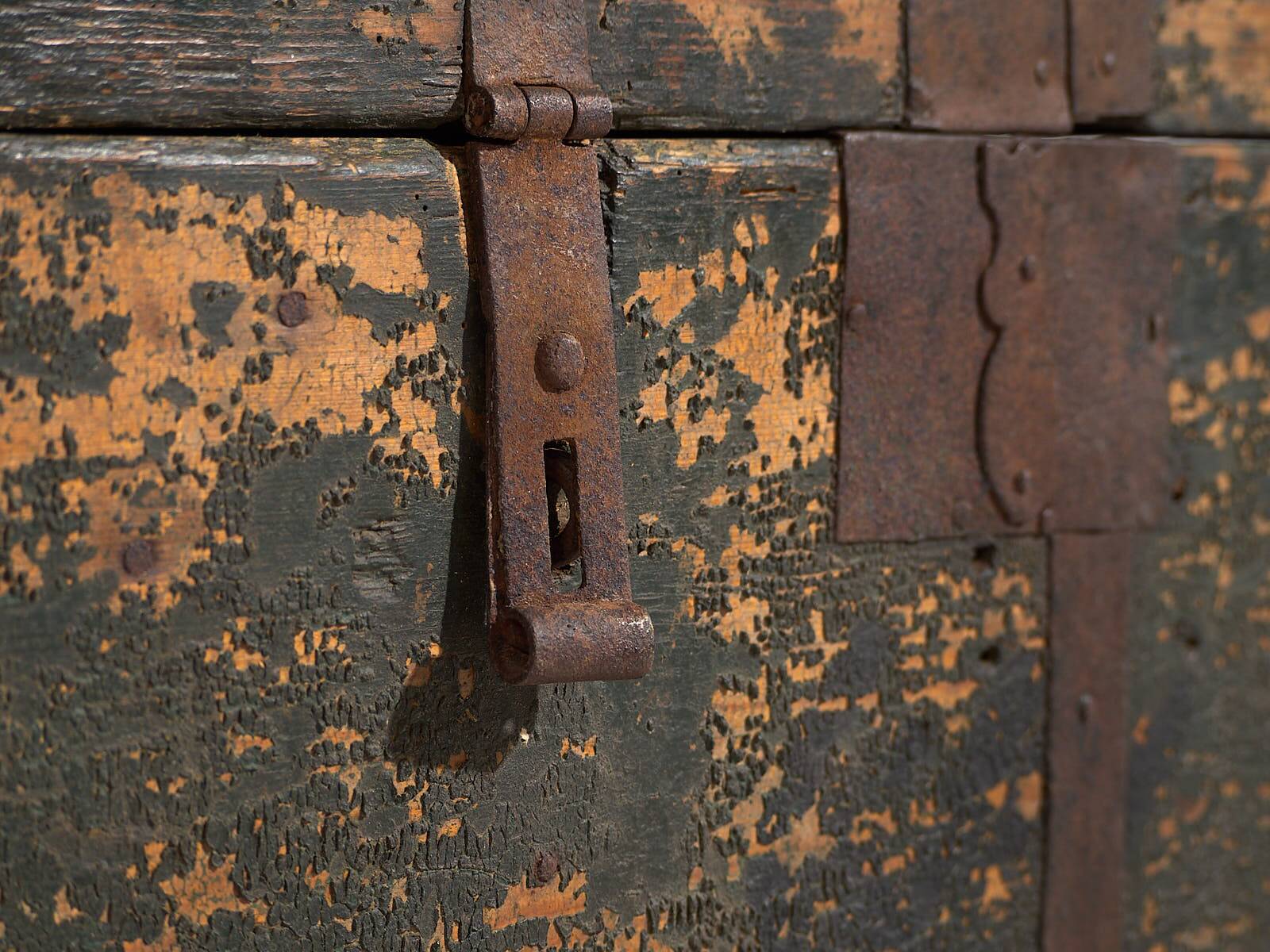 Antique chest with green patina (c.1900)