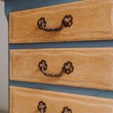 Commode à 5 tiroirs en bois naturel et fond bleu en chêne semi-massif