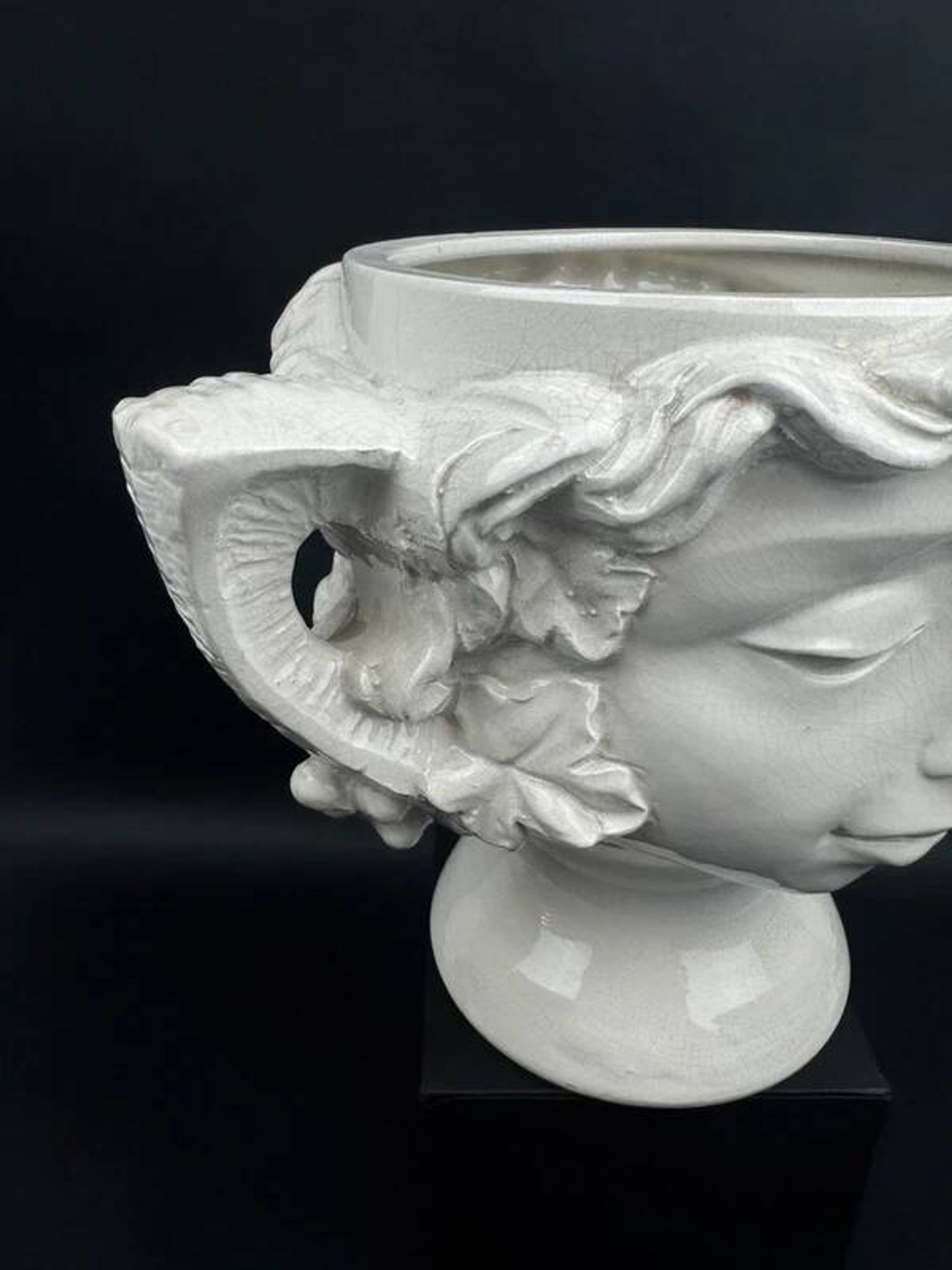 Grand cache-pot faïence blanche têtes de faunes vers 1900