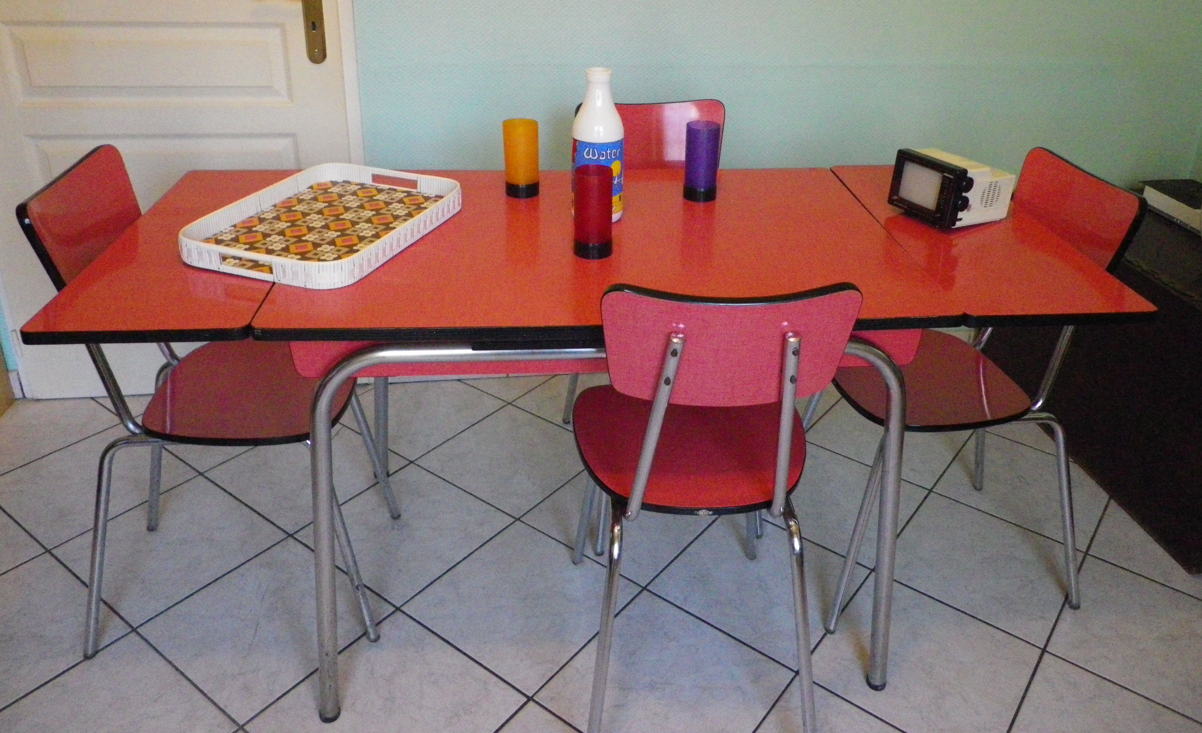Table in red formica, 4 roc chairs, 2 extension cords, 2 drawers 60