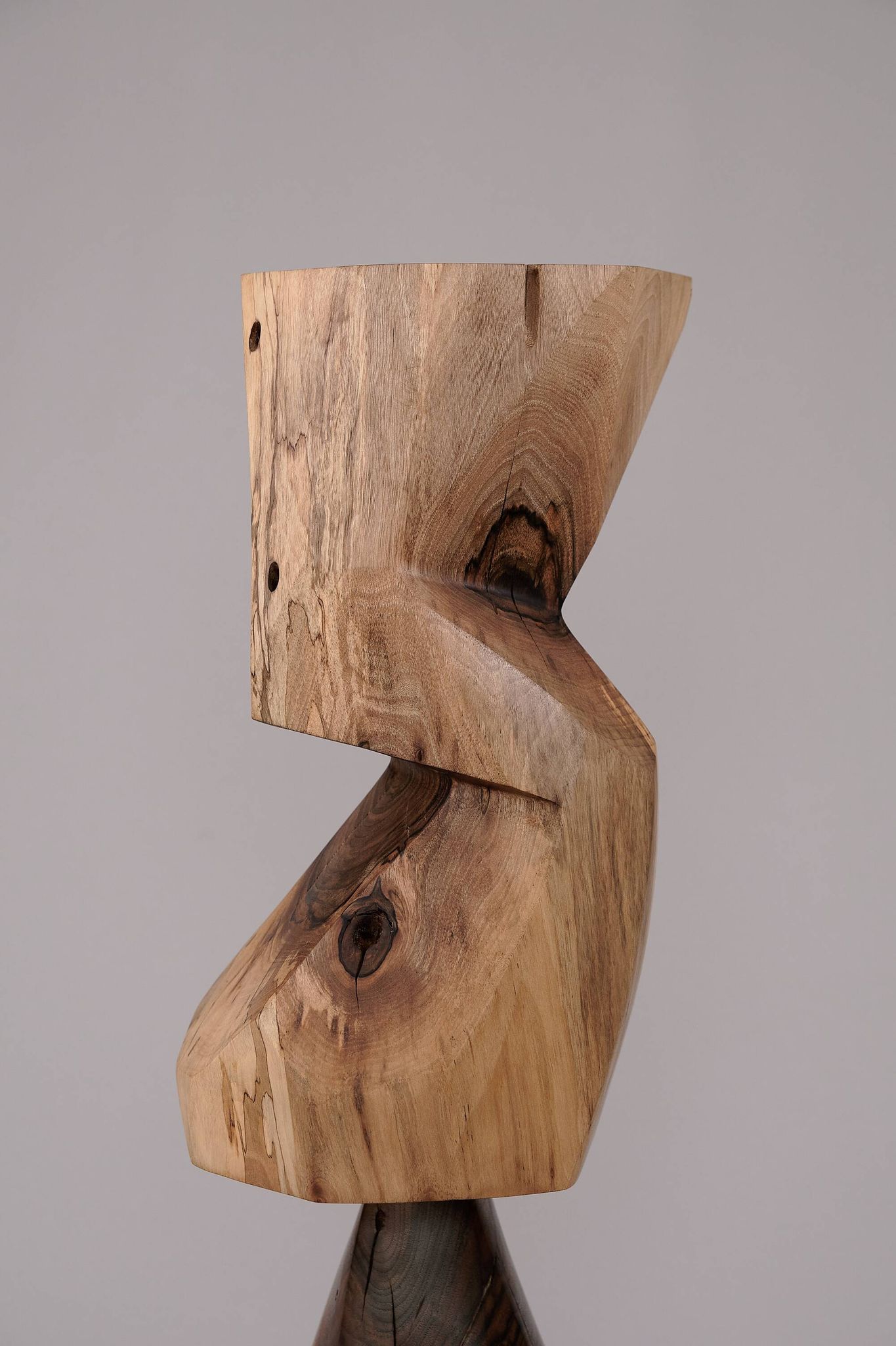 Table d’appoint sculpturale en bois massif, design contemporain original, logniture