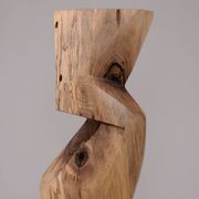 Table d’appoint sculpturale en bois massif, design contemporain original, logniture