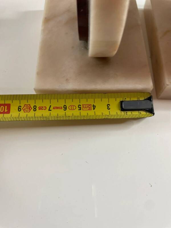 Paire de serre-livres art déco en marbre rose