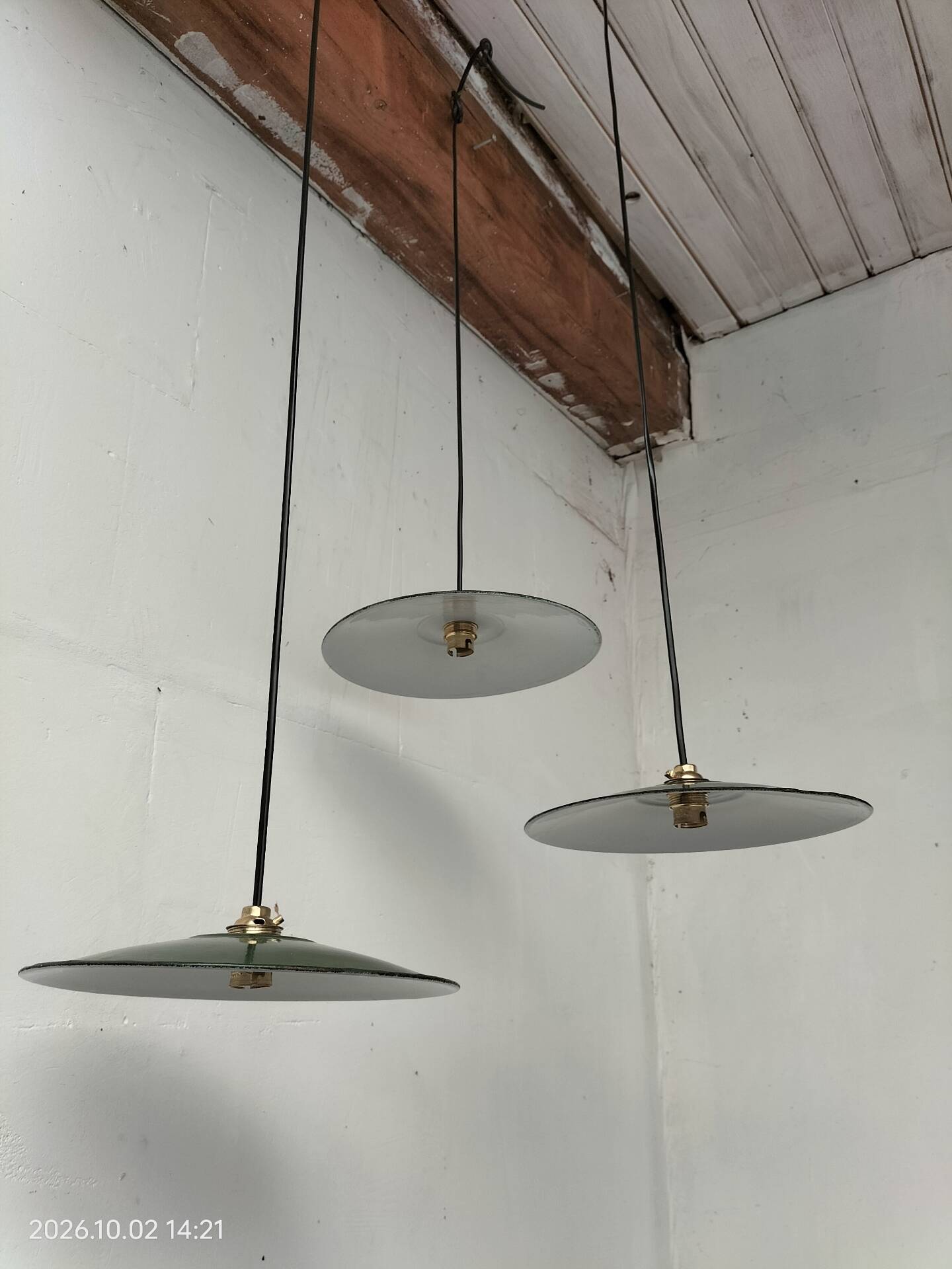 Suspensions in enamelled sheets