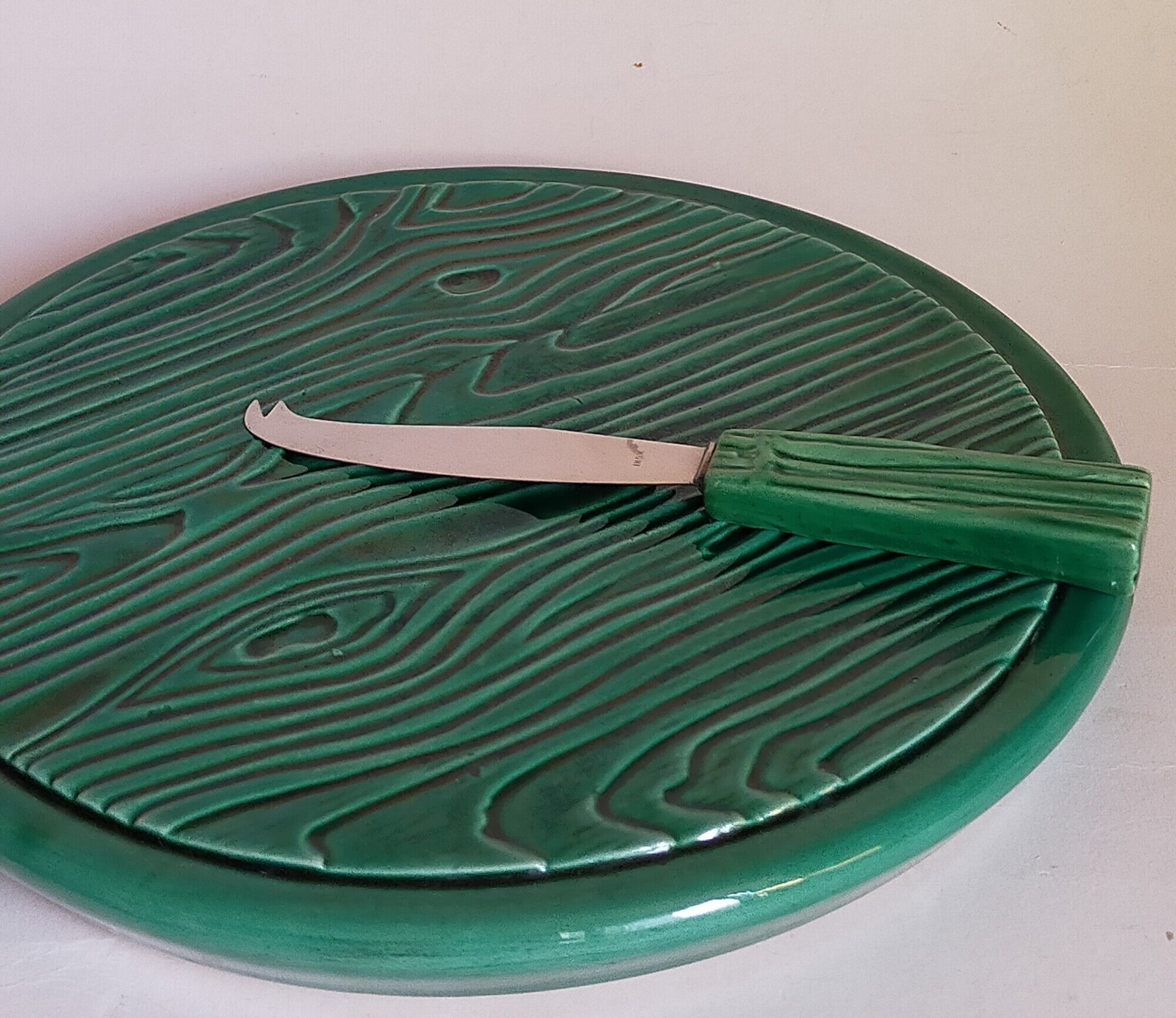 Cheese platter in antique faux-bois slurry, and its matching knife