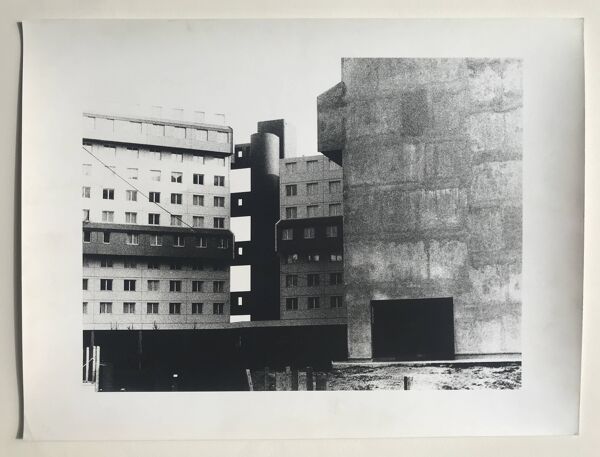Rosine nusimovici, sans titre (bâtiment), c 1980. tirage argentique nb