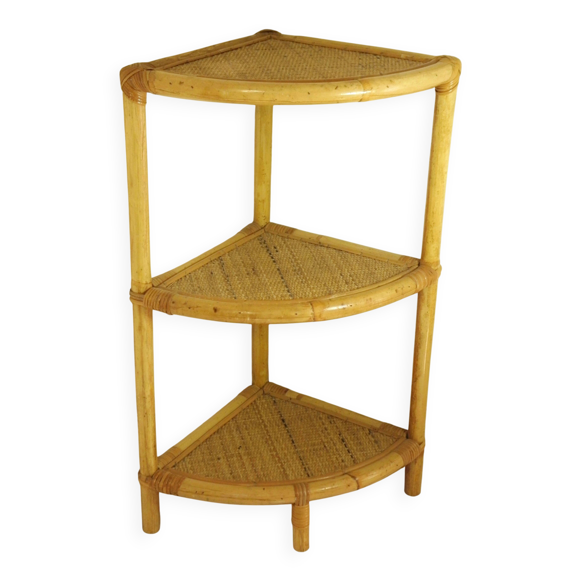 Corner shelf in rattan