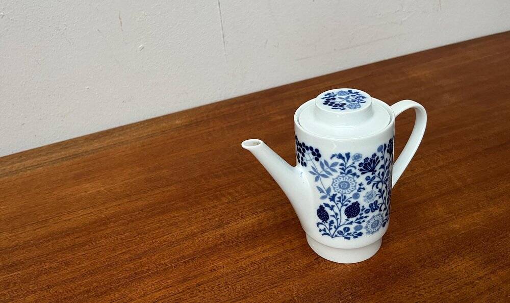 Teapot or coffee pot in German ceramic from the mid-century, Hamburg Form 20 series decor Blumenspiel by Lieselotte Kantner for Melitta, 1960s.